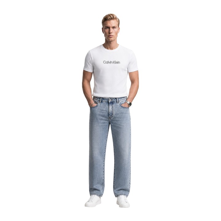 Camiseta Calvin Klein Jeans de hombre blanca vista frontal de cuerpo entero