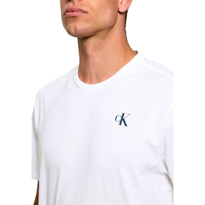 Detalle de camiseta blanca de hombre Calvin Klein Jeans con logo en el pecho