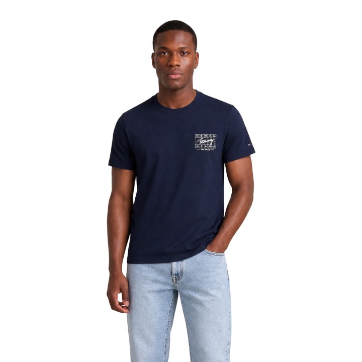 Tommy Hilfiger Jeans camiseta de hombre azul oscuro DM0DM23177 vista de tres cuartos