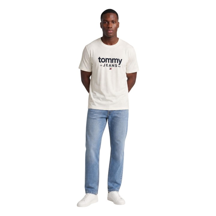 Tommy Hilfiger Jeans camiseta blanca de hombre DM0DM23376 vista frontal de cuerpo entero