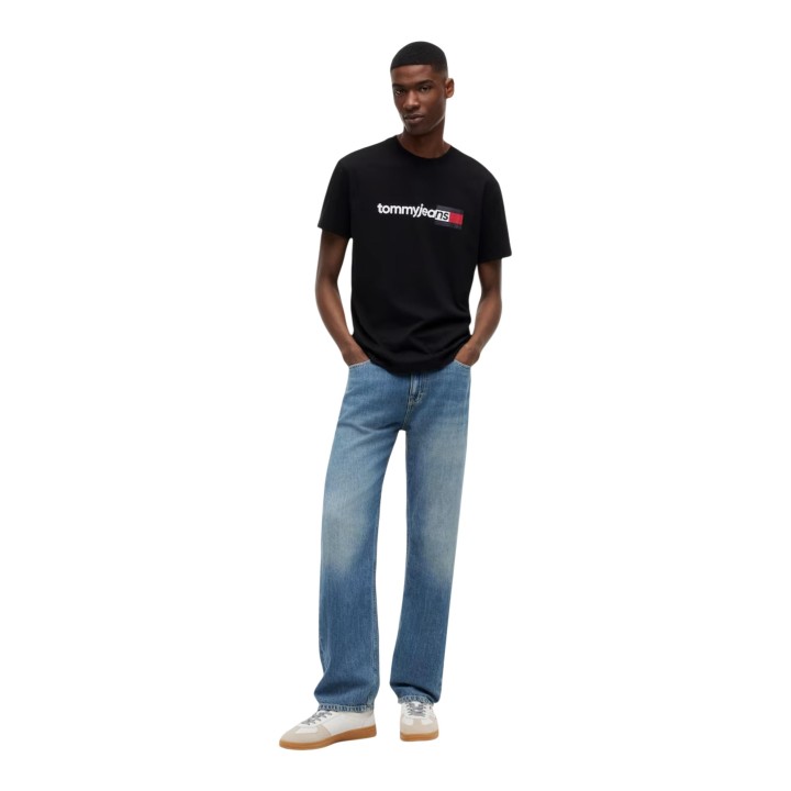 Camiseta negra de hombre Tommy Hilfiger Jeans DM0DM23406 vista de tres cuartos