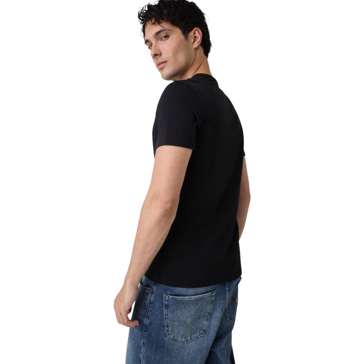 Camiseta Guess negra de hombre vista trasera de tres cuartos