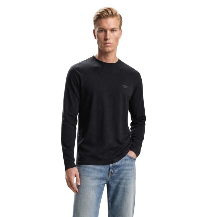 Guess camiseta de hombre negra de manga larga vista frontal de tres cuartos