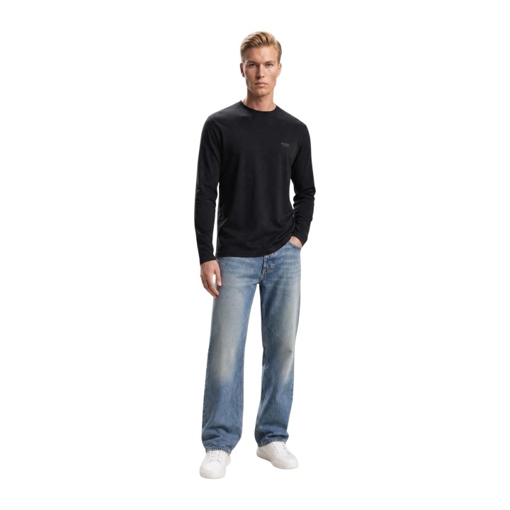 Guess camiseta de hombre negra de manga larga vista frontal de tres cuartos
