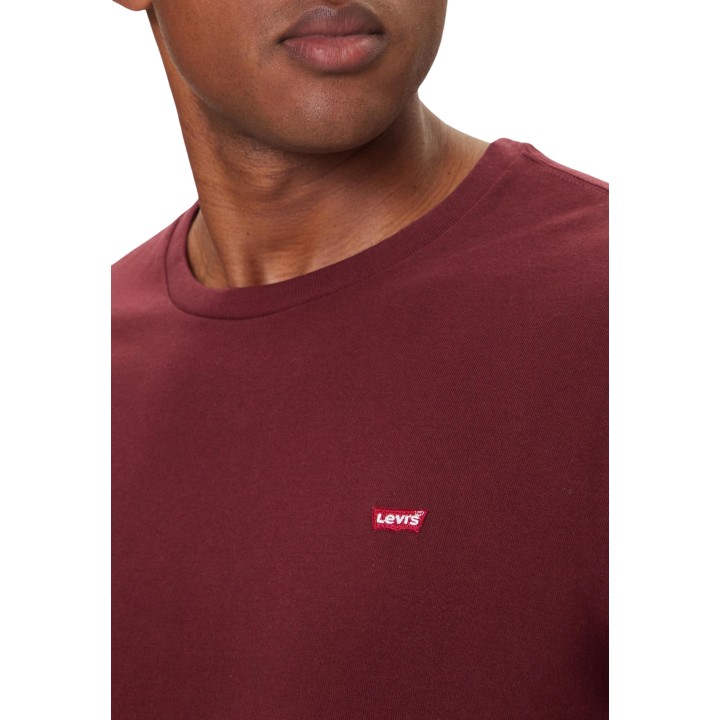 Detalle del logo Levi's® en camiseta de hombre color burdeos 56605-0300