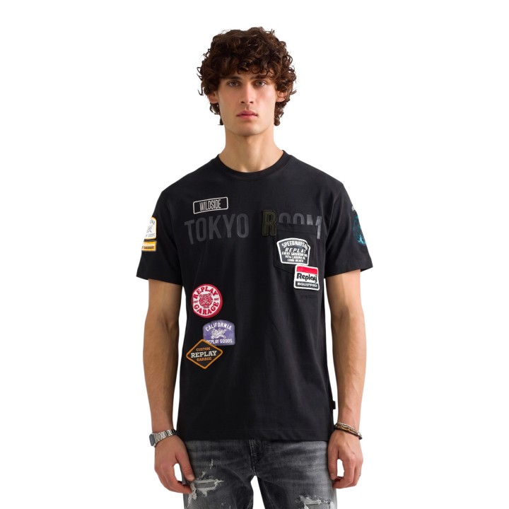 Replay camiseta negra de hombre vista frontal con parches y bolsillo