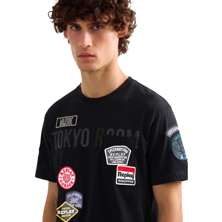 Replay camiseta negra de hombre en detalle frontal con parches y bolsillo