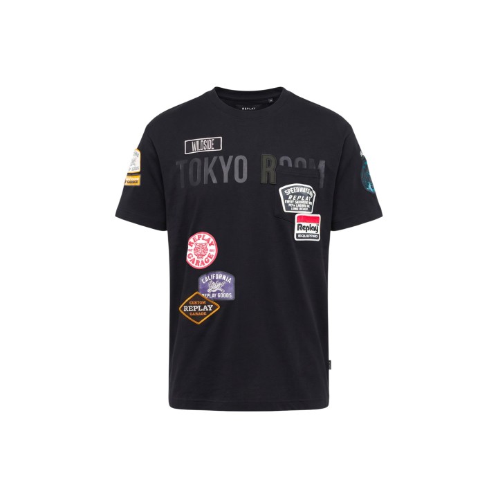 Replay camiseta negra de hombre vista frontal con parches decorativos