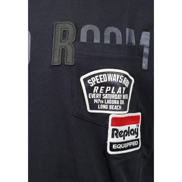 Detalle de bolsillo y parches de camiseta negra Replay de hombre