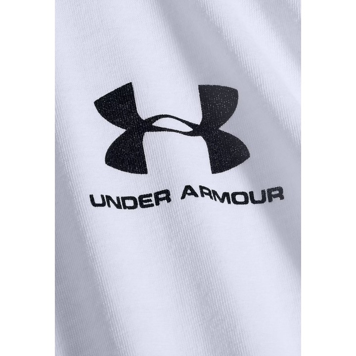 Detalle frontal del logo Under Armour en camiseta blanca de hombre