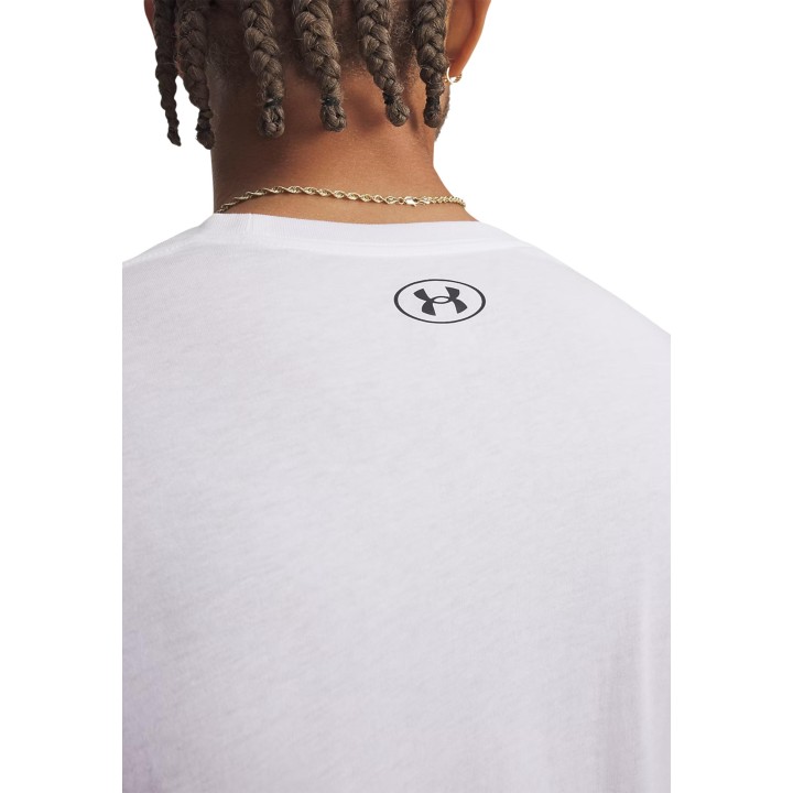 Detalle posterior del logo Under Armour en camiseta blanca de hombre