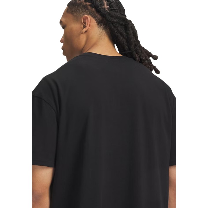 Detalle posterior de camiseta negra Under Armour para hombre 77-6013618