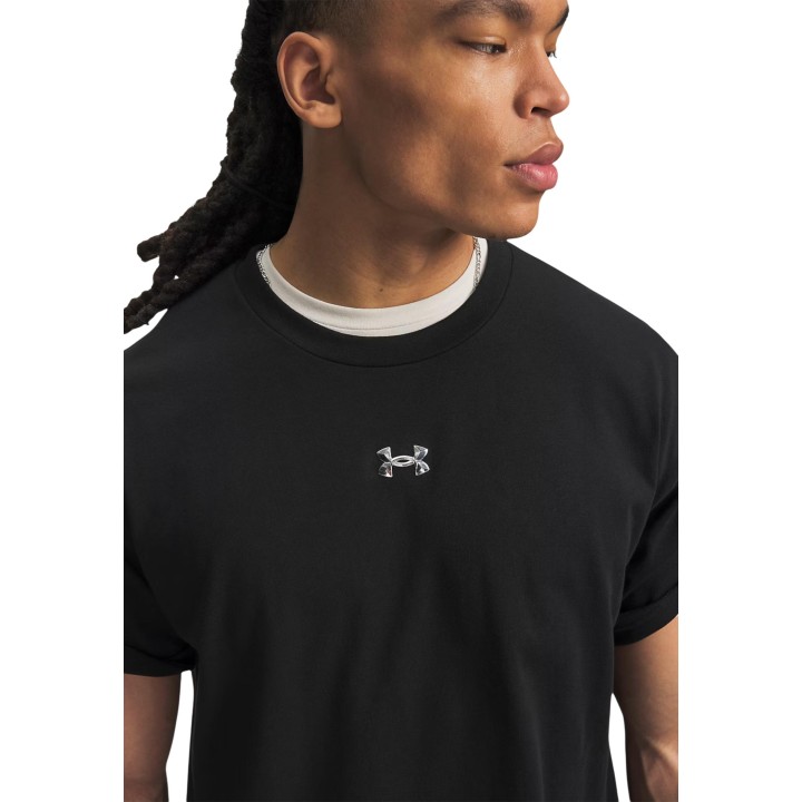 Detalle frontal de camiseta negra Under Armour para hombre 77-6013618