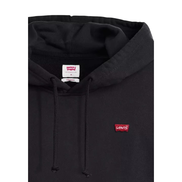 Detalle de sudadera negra Levi's® para hombre con capucha y logo