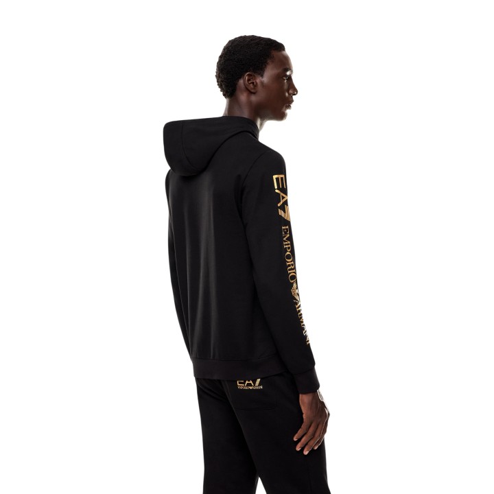 Sudadera de hombre EA7 negra con detalles dorados vista posterior de tres cuartos
