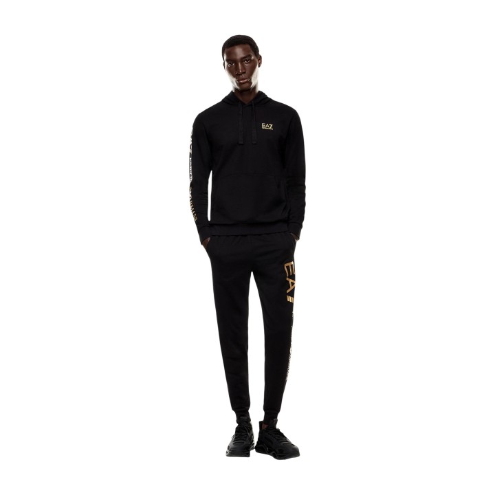 Sudadera de hombre EA7 negra con detalles dorados vista frontal de cuerpo entero