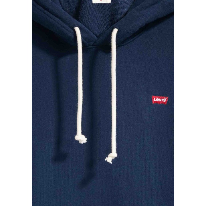 Detalle de sudadera Levi's azul con capucha y cordones blancos