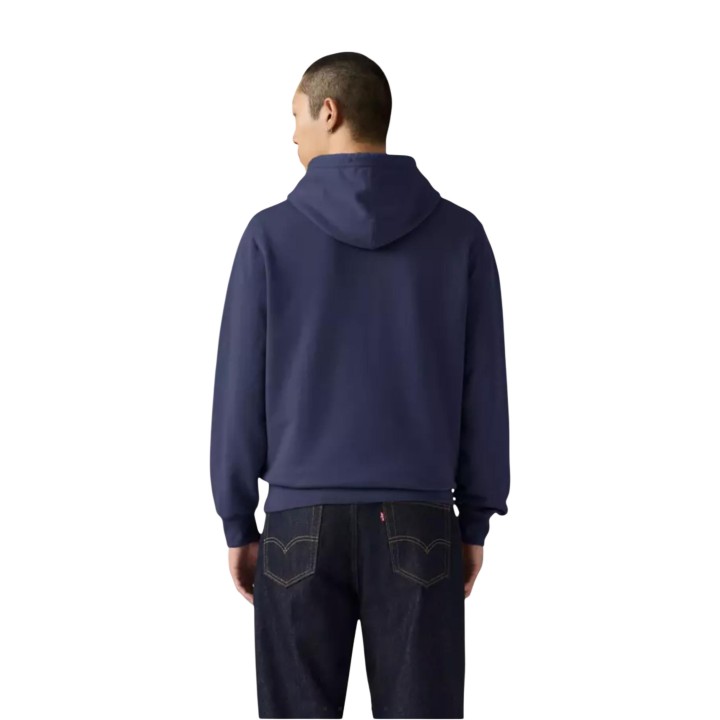 Sudadera de hombre Levi's azul con capucha vista posterior en modelo