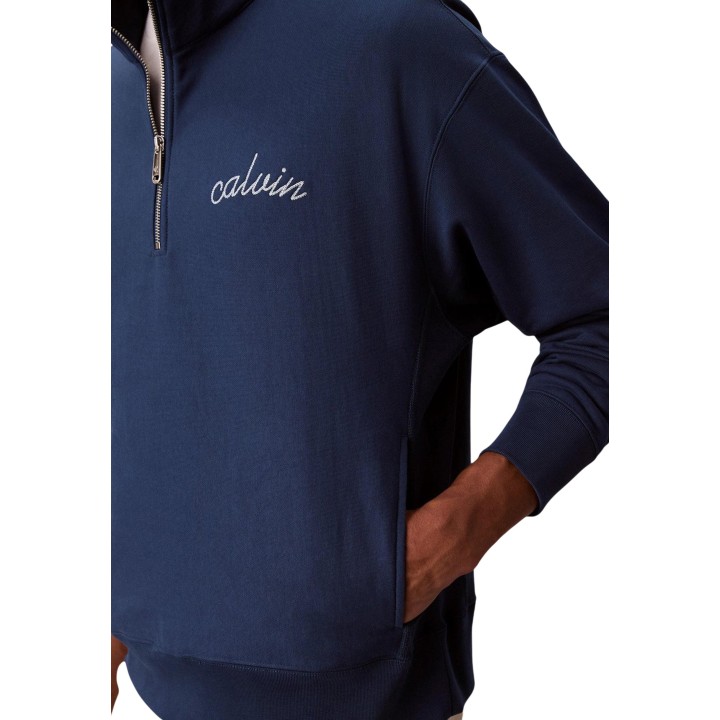 Detalle lateral de sudadera Calvin Klein Jeans azul oscuro con logo bordado