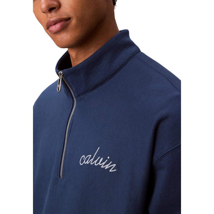 Detalle frontal de sudadera Calvin Klein Jeans azul oscuro con cuello alto y cremallera