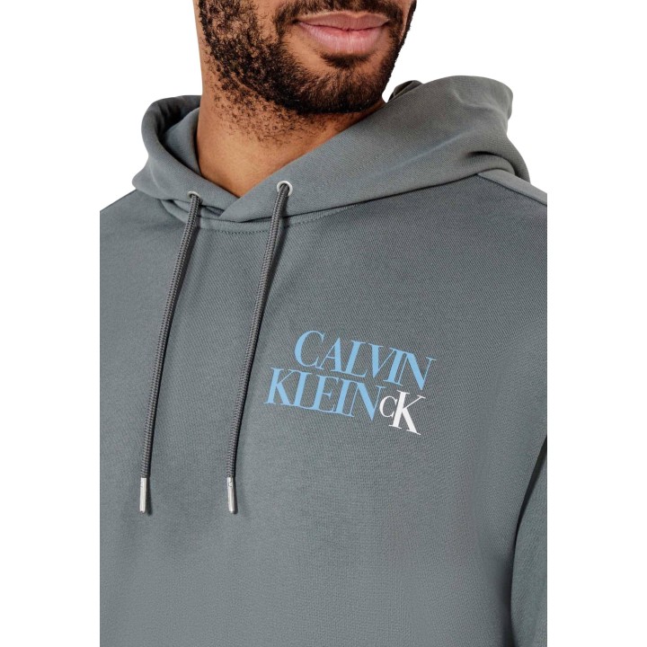 Detalle frontal de sudadera gris Calvin Klein Jeans para hombre con capucha