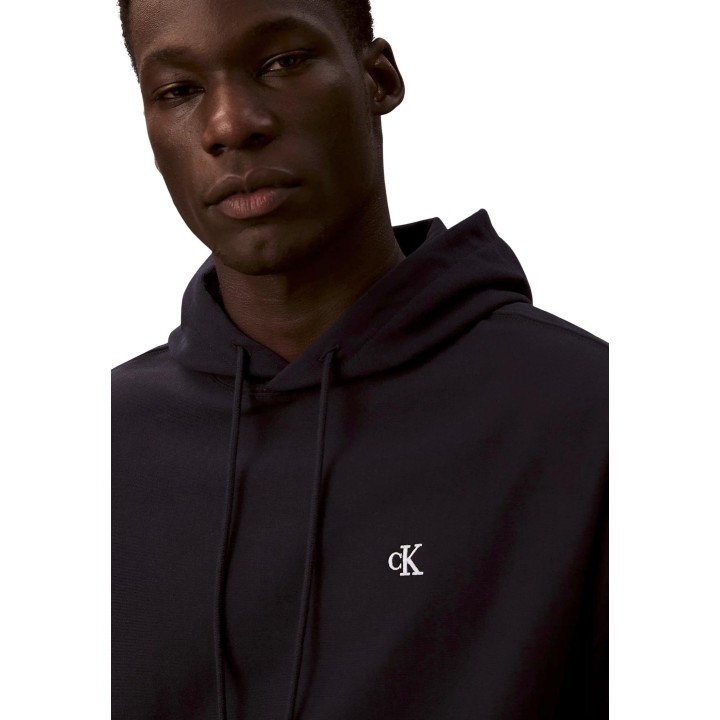 Detalle de sudadera negra Calvin Klein Jeans con capucha y logo para hombre