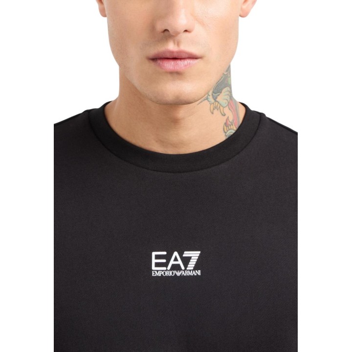 Detalle frontal del logo EA7 en sudadera negra de hombre 8NPM34 PJVTZ