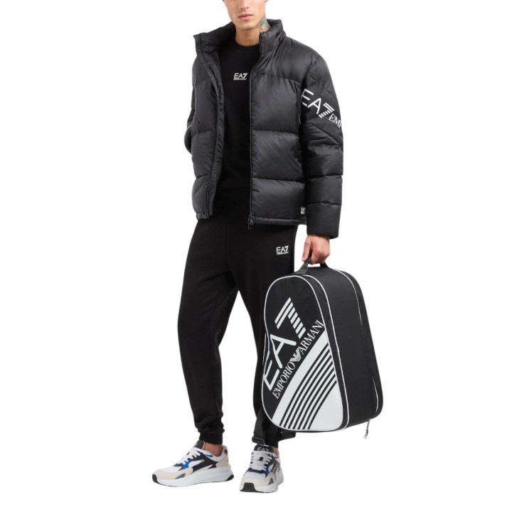EA7 sudadera negra de hombre 8NPM34 PJVTZ visible bajo chaqueta en vista frontal