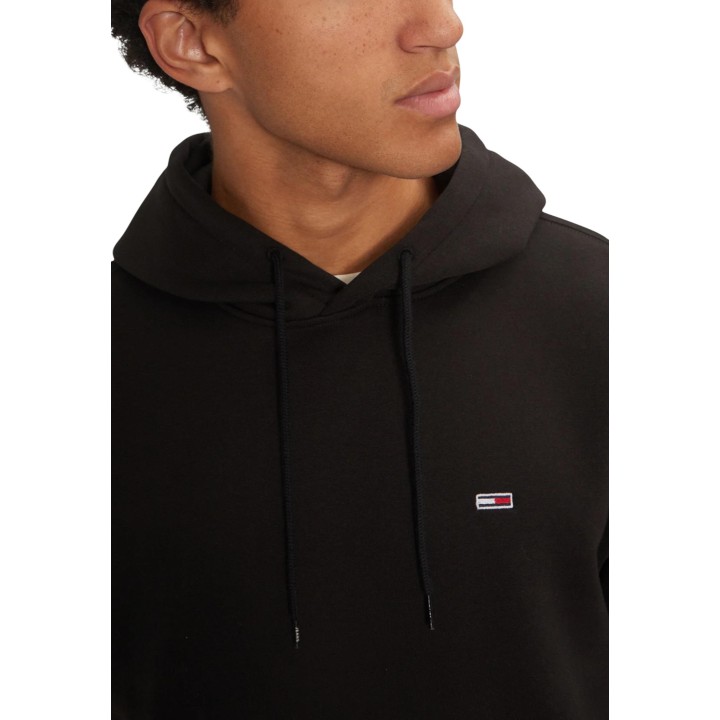 Detalle frontal de sudadera negra con capucha Tommy Hilfiger Jeans para hombre