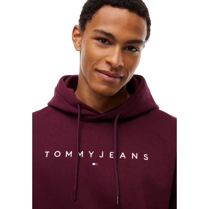 Detalle de sudadera Tommy Hilfiger Jeans de hombre violeta uva con logo