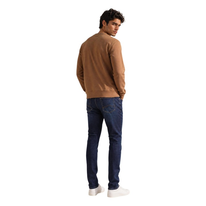 Sudadera Tommy Hilfiger de hombre marrón modelo ESS Seasonal Fleece vista posterior de tres cuartos