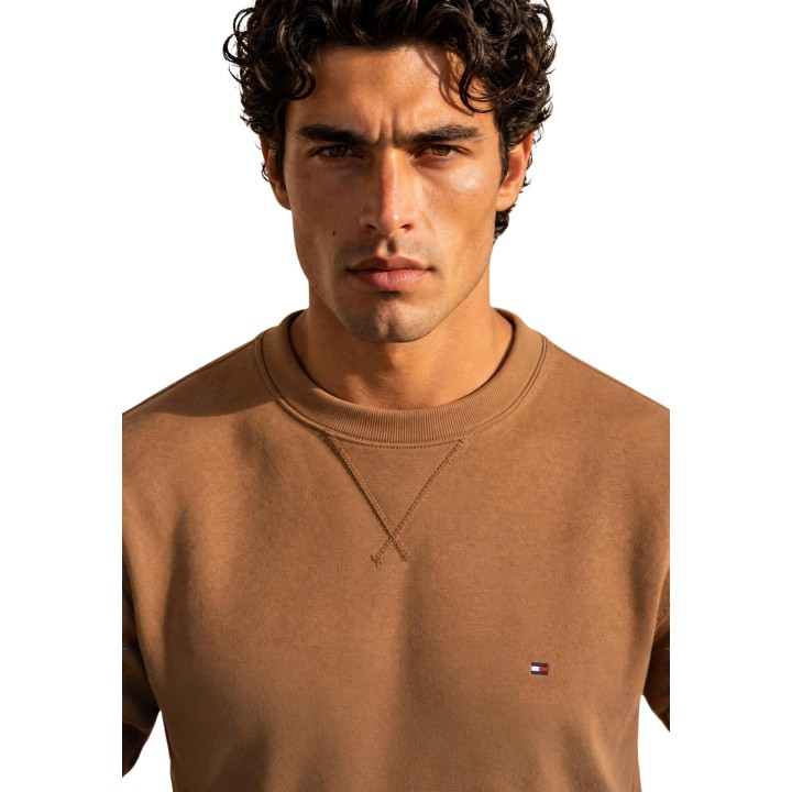 Detalle frontal de sudadera Tommy Hilfiger de hombre marrón modelo MW0MW40000