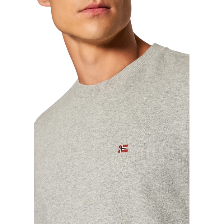 Detalle del cuello y logo de sudadera gris Napapijri Balis Crew