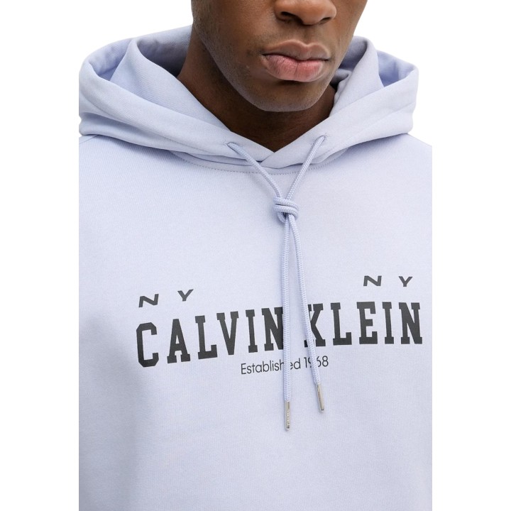 Detalle frontal de sudadera lila Calvin Klein Jeans LV04RE251G con capucha y logo