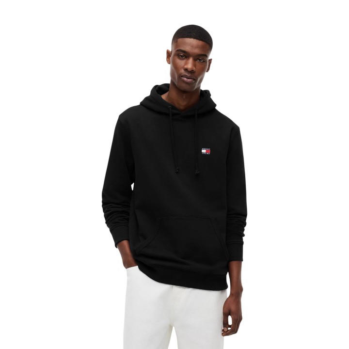 Sudadera negra de hombre Tommy Hilfiger Jeans con capucha vista frontal en modelo