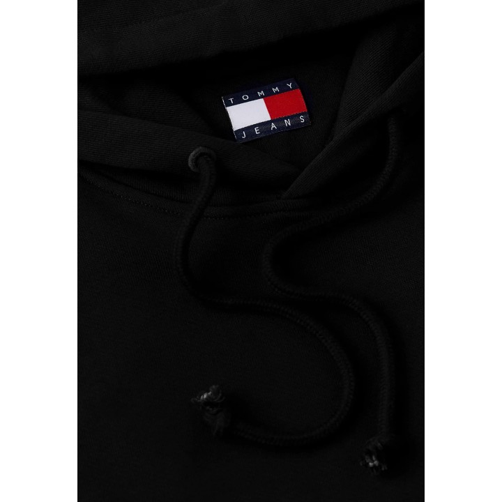Detalle de sudadera negra Tommy Hilfiger Jeans con capucha y cordones