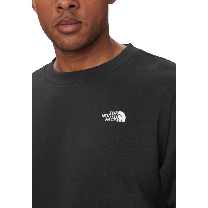 Detalle frontal del logo de The North Face en sudadera negra de hombre