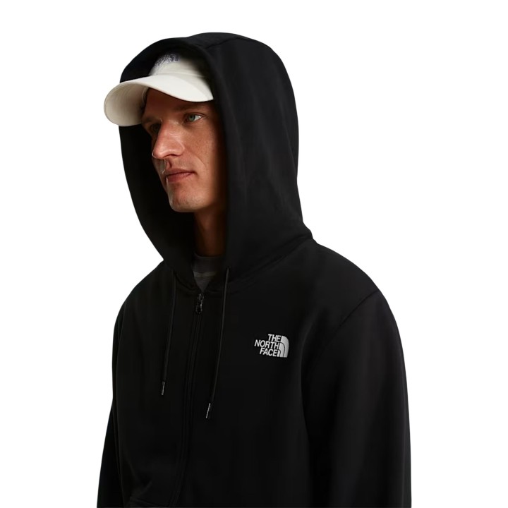 Detalle frontal de sudadera The North Face de hombre negra con capucha