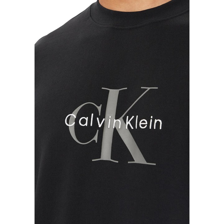 Sudadera negra de hombre Calvin Klein Jeans detalle frontal del logo