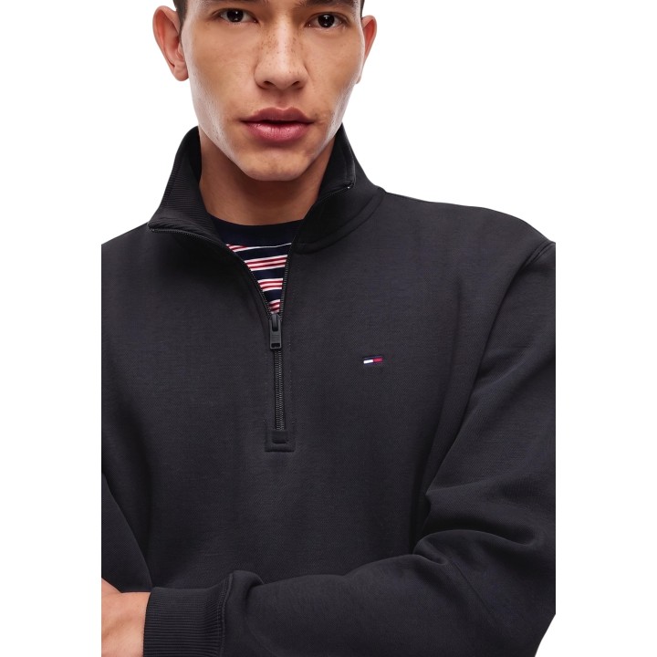 Detalle frontal de sudadera negra Tommy Hilfiger Jeans para hombre