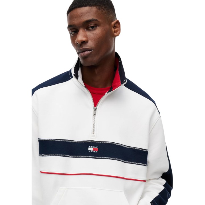 Detalle frontal de sudadera crema Tommy Hilfiger Jeans para hombre DM0DM23244
