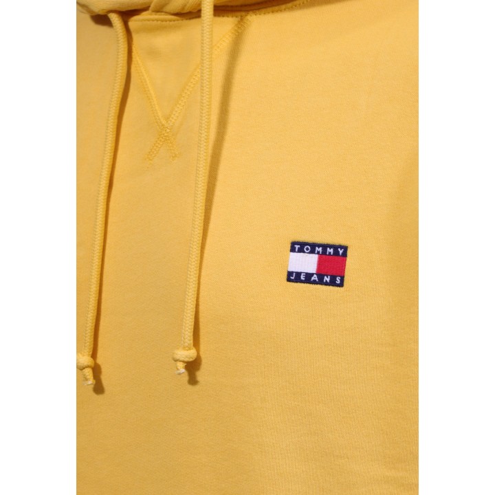 Detalle de sudadera amarilla Tommy Hilfiger Jeans con cordones y logo