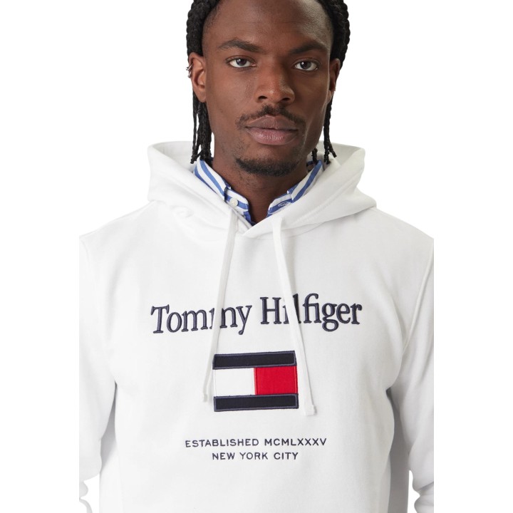 Detalle frontal de sudadera Tommy Hilfiger blanca para hombre MW0MW42735