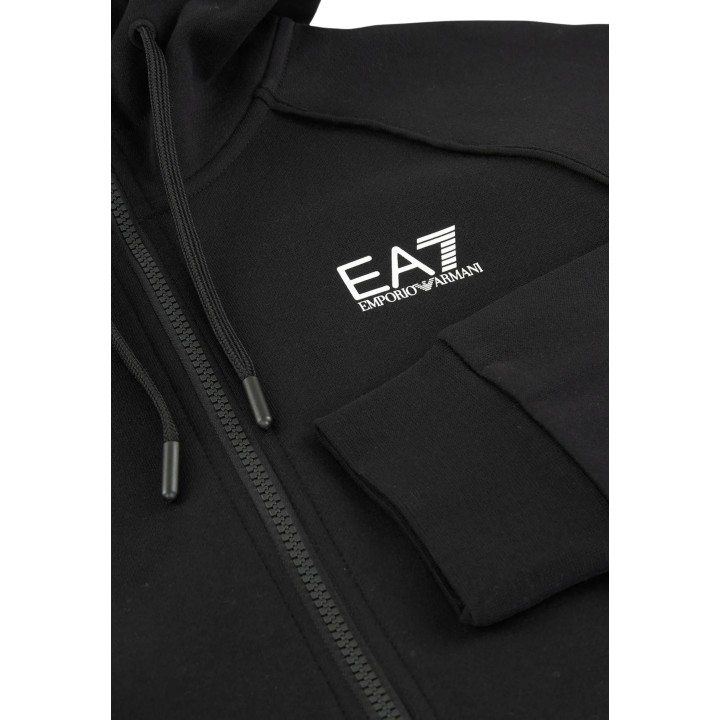 Detalle de sudadera EA7 negra con capucha y logotipo blanco
