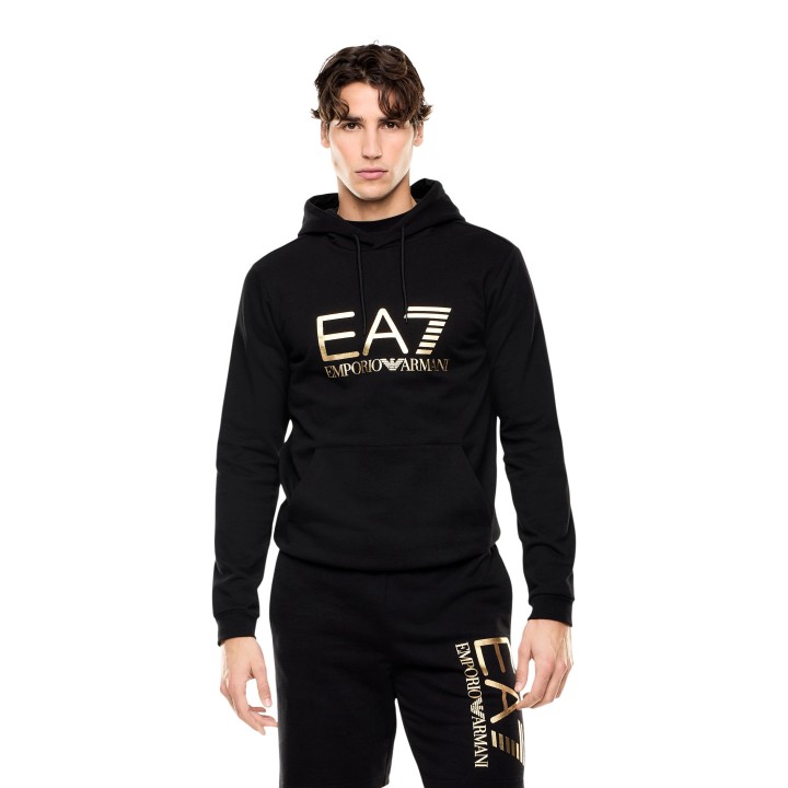 Sudadera EA7 de hombre negra con capucha y logo dorado vista frontal