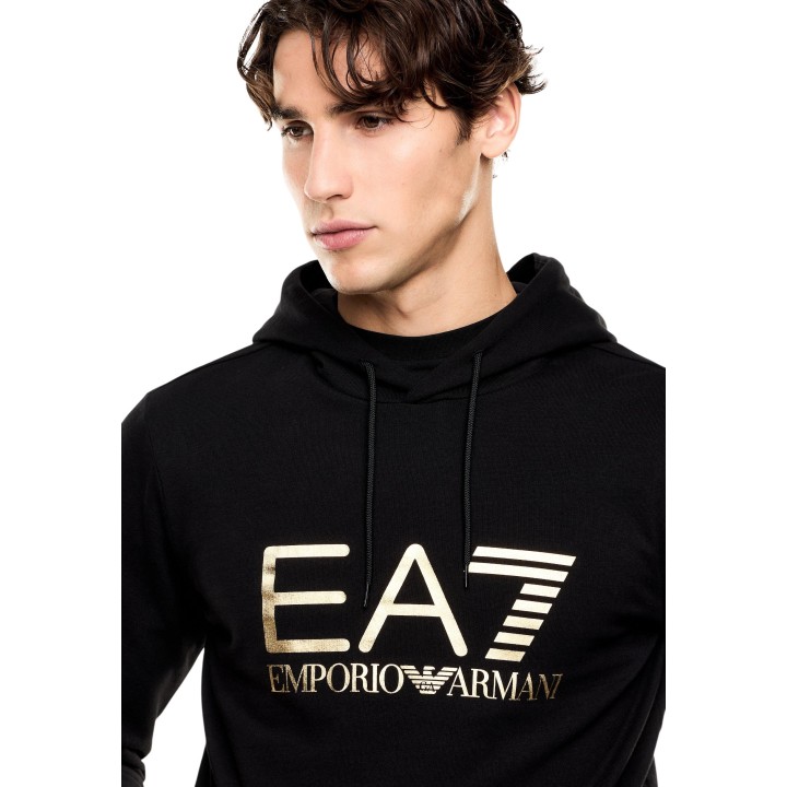 Detalle de sudadera EA7 negra con capucha y logo dorado