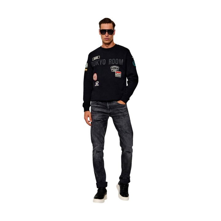 Sudadera de hombre Replay negra con parches vista tres cuartos