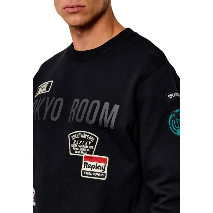Detalle de sudadera de hombre Replay negra con parches