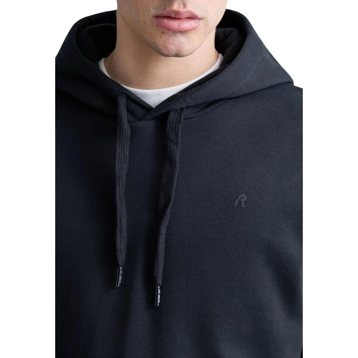 Detalle de sudadera Replay de hombre negra de felpa perchada con capucha