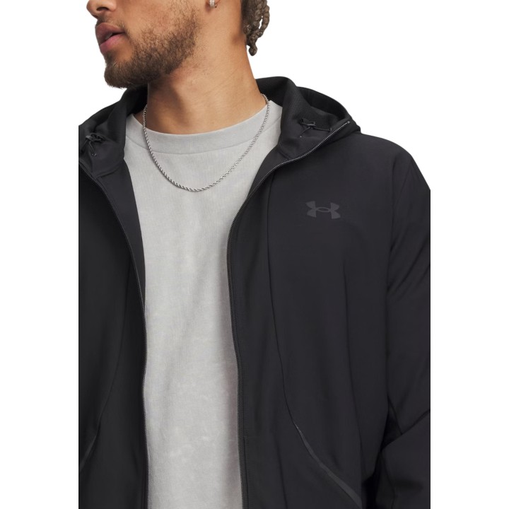 Detalle frontal de sudadera negra de hombre Under Armour UA Unstoppable Woven 6014621